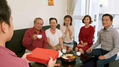 Gia đình sui gia không hợp nhau, vợ chồng nên làm gì?