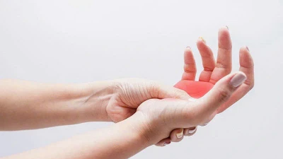 Tê bì chân tay dấu hiệu bệnh lý nghiêm trọng, chớ chủ quan