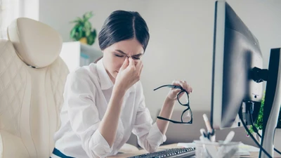 Hội chứng thị giác màn hình ảnh hưởng đến phụ nữ văn phòng