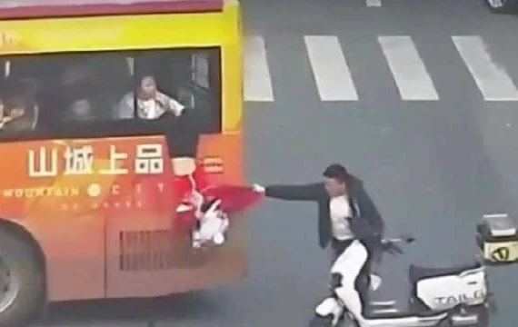 Người đàn ông nhanh trí cứu bé gái suýt rơi khỏi cửa sổ xe bus