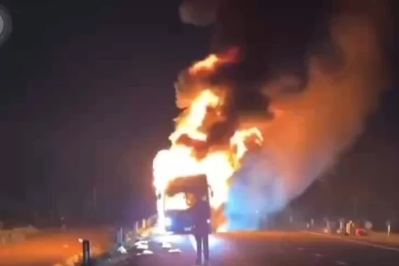 Xe khách lớn cháy ngùn ngụt, trơ khung vì nổ lốp