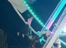 Vòng quay trò chơi gặp trục trặc, người chơi bị lộn ngược rồi văng ra ngoài