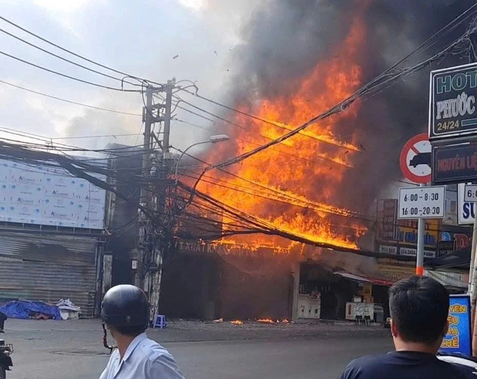 Cảnh tượng thê thảm sau vụ hoả hoạn thiêu rụi cửa hàng nội thất