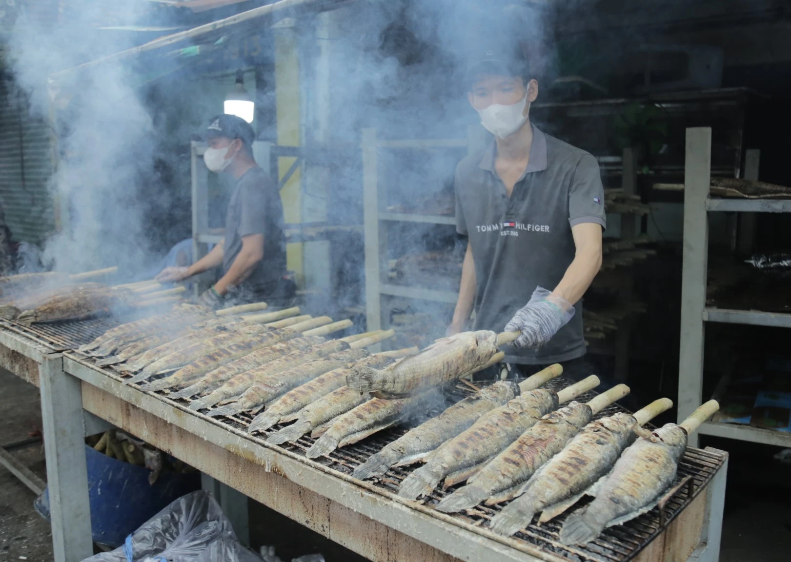 'Phố cá lóc nướng' vía Thần tài nhộn nhịp bất chấp giá... 'chóng mặt'