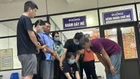  “Nghẹn lòng” hình ảnh người vợ quỳ trước 7 tạng hiến của chồng 