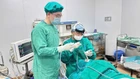 Ăn cháo lươn trẻ 1 tuổi bị dây kim loại cắm sâu vào đáy lưỡi