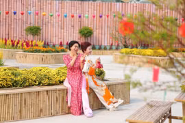 Hàng loạt 'đất vàng' bỏ hoang tại TP HCM biến thành vườn xuân rực rỡ