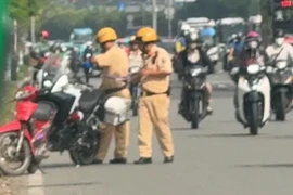 Đề nghị 'nhạy cảm' bị CSGT cảnh cáo, người đàn ông vứt xe bỏ đi