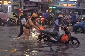 Triều cường lên đỉnh, người dân TP HCM về nhà trong 'biển nước'