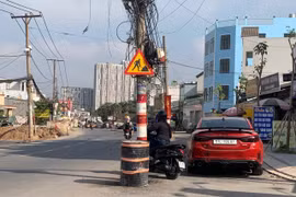 Hàng trăm trụ điện giữa đường, dân đi qua phải luồn lách như... làm xiếc