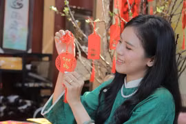 Phố ông đồ nhộn nhịp giữa trung tâm Sài Gòn