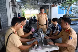 'Biểu diễn trên xe' đăng Facebook, nam sinh viên bị tịch thu phương tiện