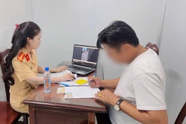 Mở đèn ưu tiên 'chen' với xe máy, tài xế nói lý do bất ngờ!