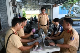 'Biểu diễn trên xe' đăng Facebook, nam sinh viên bị tịch thu phương tiện