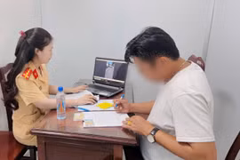 Mở đèn ưu tiên 'chen' với xe máy, tài xế nói lý do bất ngờ!