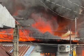 Cháy lớn tại nhà ven sông phía sau chợ Bình Trưng TP HCM sáng 11/1