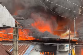 Cháy lớn tại nhà ven sông phía sau chợ Bình Trưng TP HCM sáng 11/1