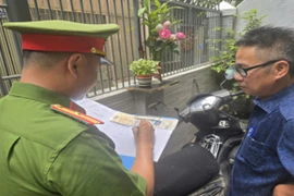Công an đến tận nhà giúp dân chuyển đổi giấy phép lái xe