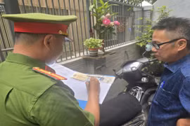 Công an đến tận nhà giúp dân chuyển đổi giấy phép lái xe