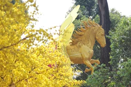 Linh vật ngựa bay ra từ hoa mai gây 'sốt' rần rần