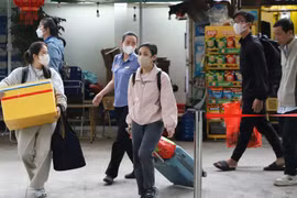 Sự cố sà lan đâm cầu Ghềnh, khách đi tàu 1 phen khốn đốn