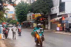 Người dân hớn hở đón "mưa vàng" đủ... thấm đất