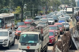 Giữa trưa ngày đầu năm, xe cộ 'đứng bánh' trên đường dẫn cao tốc