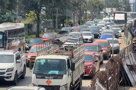 Giữa trưa ngày đầu năm, xe cộ 'đứng bánh' trên đường dẫn cao tốc
