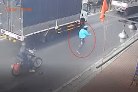 Người dân “tung cước”, kẻ cướp tiệm vàng ở TP HCM vứt xe bỏ chạy