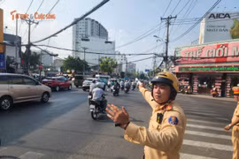 Các tuyến đường cửa ngõ TP HCM tấp nập người về quê nghỉ lễ