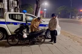 CSGT Nam Sài Gòn mua xăng giúp nam công nhân giữa đêm