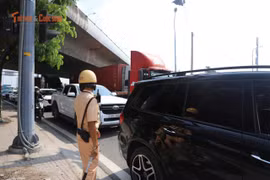 Giữa nắng nóng cực kỳ gay gắt, hàng vạn phương tiện "chôn bánh" lên cao tốc