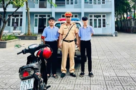 Lá thư của 2 nam sinh sau chuyến đến trường bằng… xe CSGT