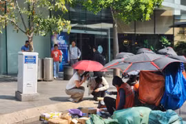 Người dân TP HCM vật vã dưới nắng nóng như 'đổ lửa'