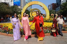 TP HCM vẫn tấp nập khách ngày cuối kỳ nghỉ, thu về hơn 12 nghìn tỷ đồng