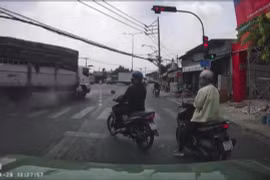 Hãi hùng thời khắc xe tải lao qua giao lộ TP HCM, một người tử vong