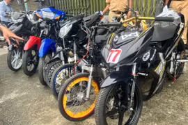 Cảnh sát đột kích 'lò độ', hàng chục môtô 'lạ' bị tạm giữ