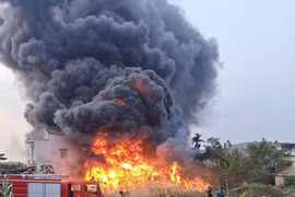 Cháy lớn ở TP HCM, tạo “quả cầu lửa” đỏ rực cả một vùng