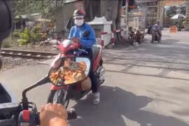 CSGT xử nghiêm vi phạm đường sắt, kể cả… người đi bộ