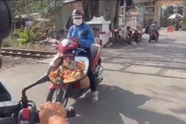 CSGT xử nghiêm vi phạm đường sắt, kể cả… người đi bộ