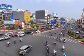 Đường phố TP HCM thông thoáng ngày làm việc đầu năm mới