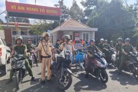 Người đi đường thở phào khi CSGT ra quân... 'dẹp loạn'