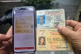 Cảnh sát giao thông TP HCM tất bật giúp dân đổi GPLX giấy sang thẻ PET