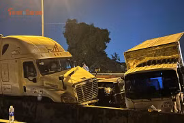 Tông xe liên hoàn trên cầu dây văng ở TP HCM, giao thông ùn tắc suốt đêm