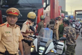 Công nhân KCN lớn nhất TP HCM 'thở phào' vì được CSGT 'cứu'!