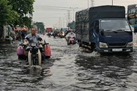 Mưa trái mùa, người dân TP HCM bì bõm trong nước ngập
