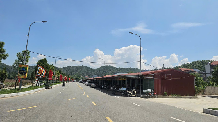 Khu vực hàng quán được bố trí bên ngoài để di tích trang nghiêm. 555544.jpg
