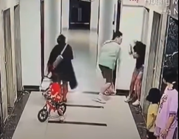 Hình ảnh cắt từ video ghi lại vụ việc. 87-9584.png