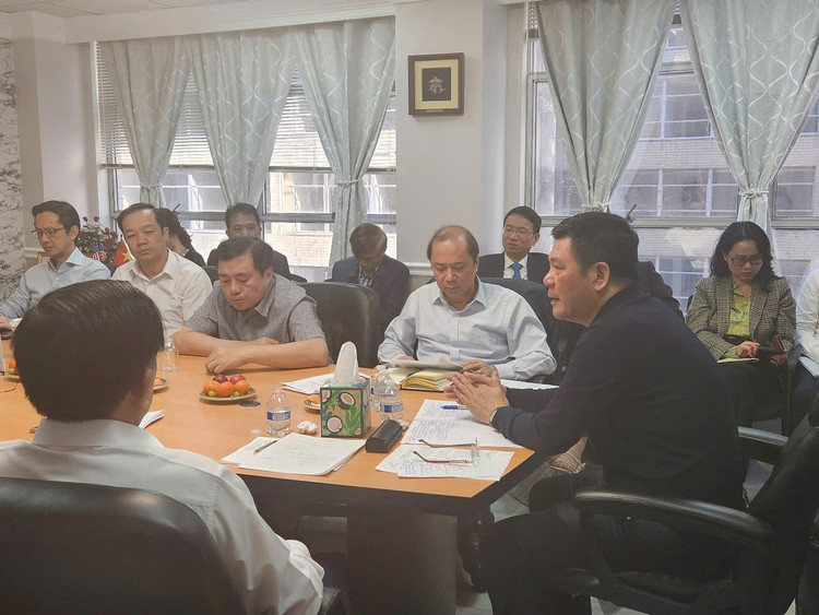 Bộ trưởng Nguyễn Hồng Diên, Trưởng đoàn đàm phán Chính phủ chủ trì họp với đại diện các thành viên đoàn đàm phán và các bộ phận liên quan trước và sau ngày làm việc đầu tiên. (Ảnh: Nguyên Minh) 555.jpg