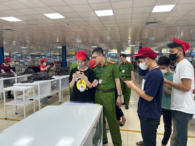 Lực lượng Công an hướng dẫn công nhân trong các khu công nghiệp trên địa bàn tỉnh tham gia góp ý sửa đổi Hiến pháp qua ứng dụng VNeID. 9888.jpg